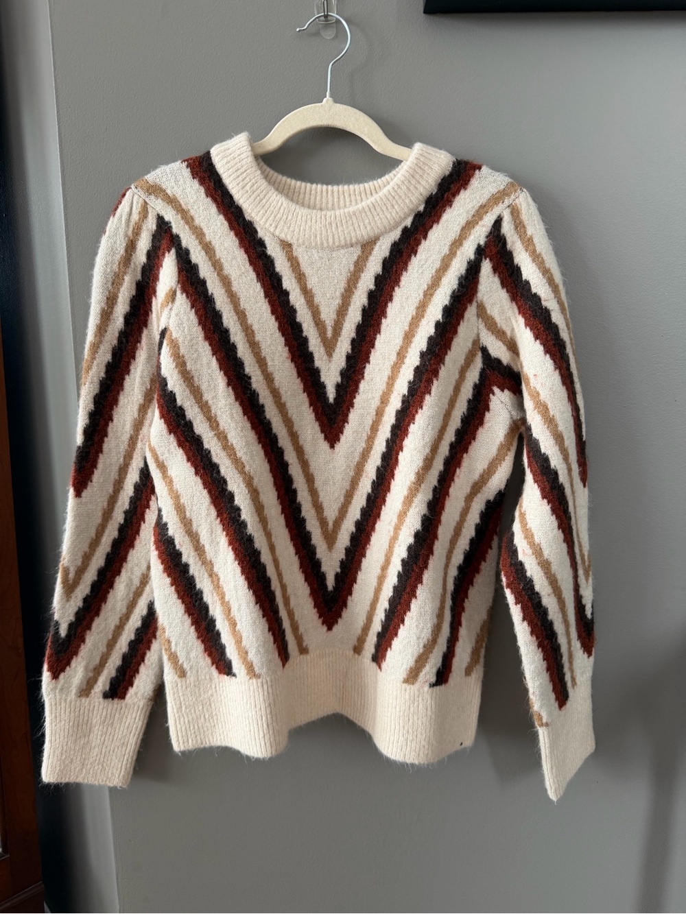 Evereve Cream Chevron Stripe Crewneck Sweater with Rust and Brown Accents. Med.